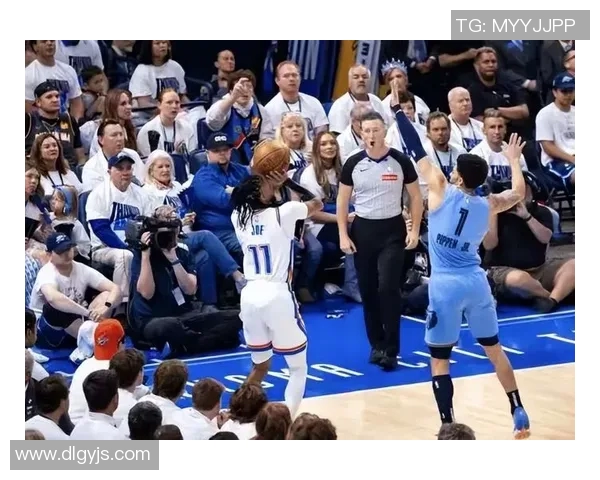 8号爵士与灰熊激战正酣球迷期待精彩对决与逆转时刻 8号爵士与灰熊激战正酣球迷期待精彩对决与逆转时刻